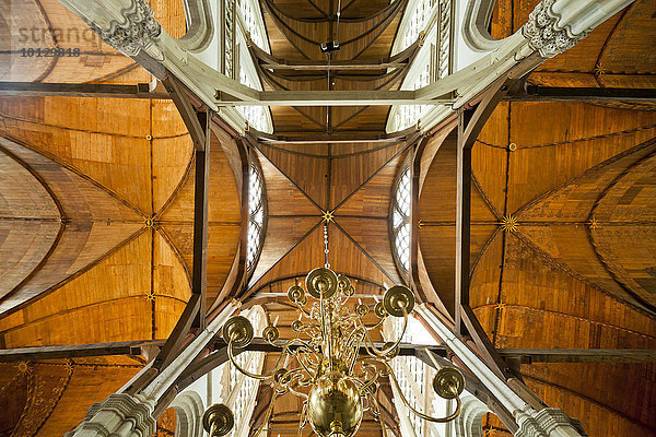Decke aus Holz in der Oude Kerk  Alte Kirche  Amsterdam  Nordholland  Niederlande  Europa