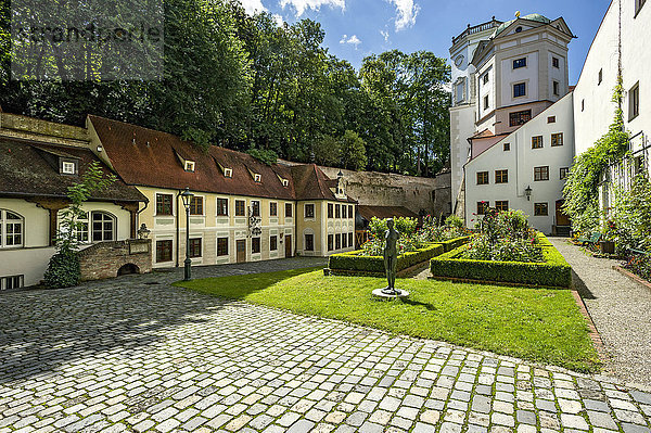 Unteres Brunnenmeisterhaus  heute Schwäbisches Handwerkermuseum  Großer und Kleiner Wasserturm  Rosengarten vom Heilig-Geist-Spital  Brunnenmeisterhof oder Handwerkerhof  Wasserwerk Am Roten Tor  Augsburg  Schwaben  Bayern  Deutschland  Europa