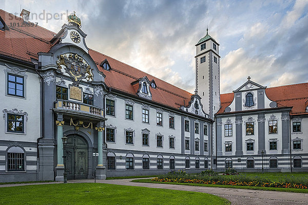 Fürstbischöfliche Residenz mit Portal und Bischofswappen  Pfalzturm  Fronhof  Augsburg  Schwaben  Bayern  Deutschland  Europa