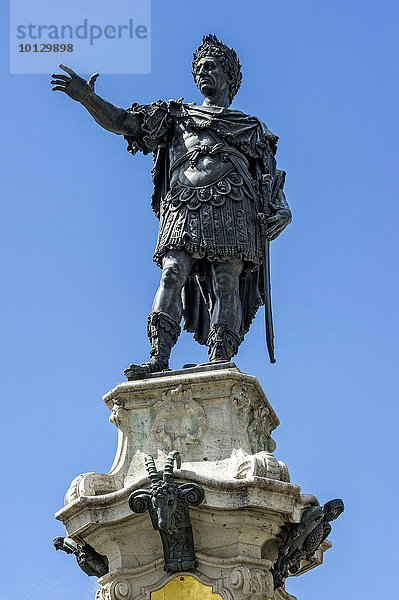 Statue römischer Kaiser Augustus  Augustusbrunnen  Rathausplatz  Augsburg  Schwaben  Bayern  Deutschland  Europa