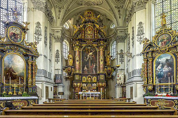 Innenraum der barocken Wallfahrtskirche Maria Birnbaum mit Hochaltar und Seitenaltären  Sielenbach  Aichach-Friedberg  Schwaben  Bayern  Deutschland  Europa