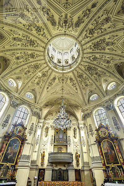 Innenraum der barocken Wallfahrtskirche Maria Birnbaum mit Orgel und Seitenaltären  sowie stuckierter Kuppel mit Apostelturm  Sielenbach  Aichach-Friedberg  Schwaben  Bayern  Deutschland  Europa