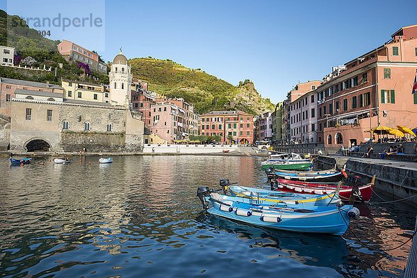 Fischerboote im Hafen  Vernazza  UNESCO Weltkulturerbe  Nationalpark Cinque Terre  Rivera di Levante  Ligurien  Italien  Europa