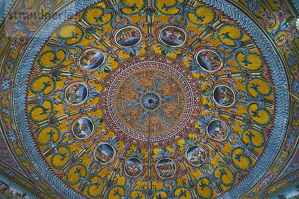 Das kunstvoll verzierte Innere der Bunten Moschee Sarana Dzamija  Tetovo  Mazedonien  Europa
