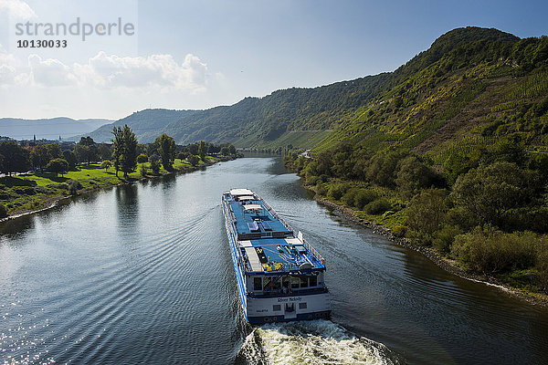 Kreuzfahrtschiff auf der Mosel passiert Beilstein  Moseltal  Rheinland-Pfalz  Deutschland  Europa