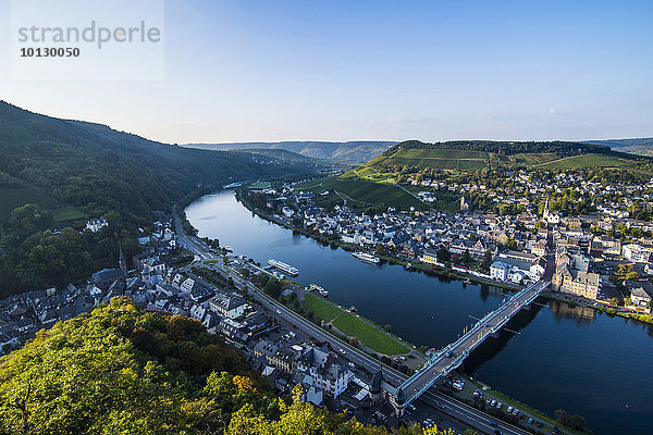 Ausblick auf Traben-Trarbach mit der Mosel  Moseltal  Rheinland-Pfalz  Deutschland  Europa