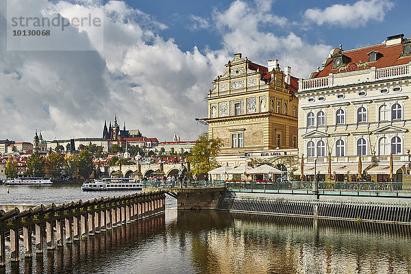 Bedrich Smetana Museum  hinten Karlsbrücke und Burg  Prag  Tschechien  Europa