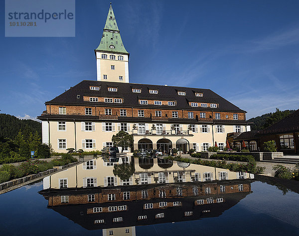 Schloss Elmau  Schlosshotel mit Turm spiegelt sich im Brunnen  Wettersteingebirge  Klais  Krün  Werdenfelser Land  Oberbayern  Bayern  Deutschland  Europa
