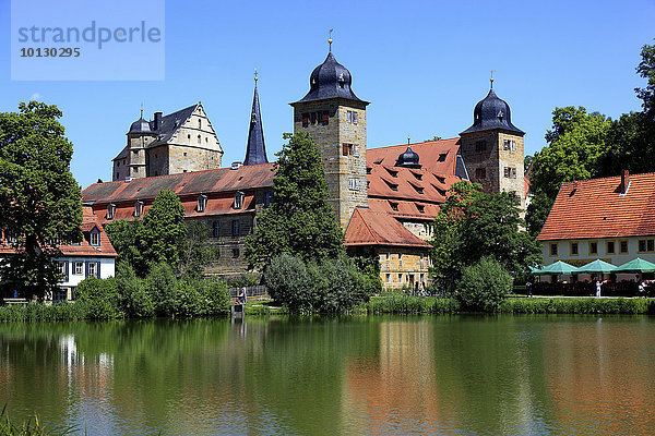 Schloss Thurnau mit dem Schloßweiher  Oberfranken  Bayern  Deutschland  Europa