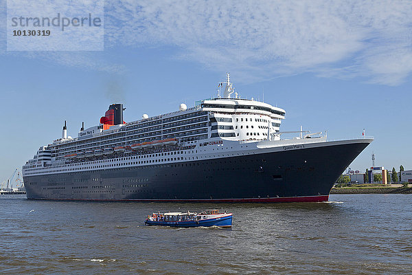 Queen Mary 2 auf der Elbe  Landungsbrücken  Hamburg  Deutschland  Europa