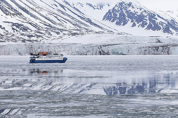 Schiff vor dem Monacogletscher  Liefdefjorden  Spitzbergen  Norwegen  Europa