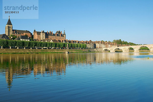 Château de Gien mit Brücke über den Loiret  Gien  Loiret  Frankreich  Europa