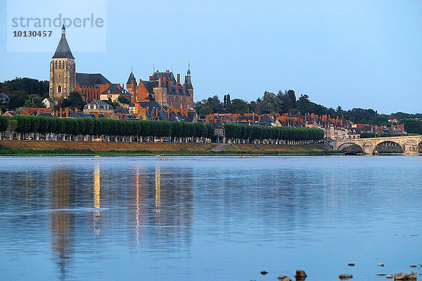 Château de Gien in der Morgendämmerung  Gien  Loiret  Frankreich  Europa