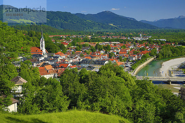 Ausblick vom Kalvarienberg  Bad Tölz mit Isar  Oberbayern  Bayern  Deutschland  Europa