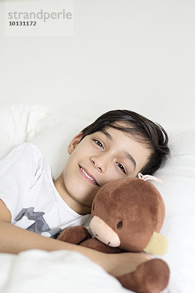 Junge - Person Bett Teddy Teddybär