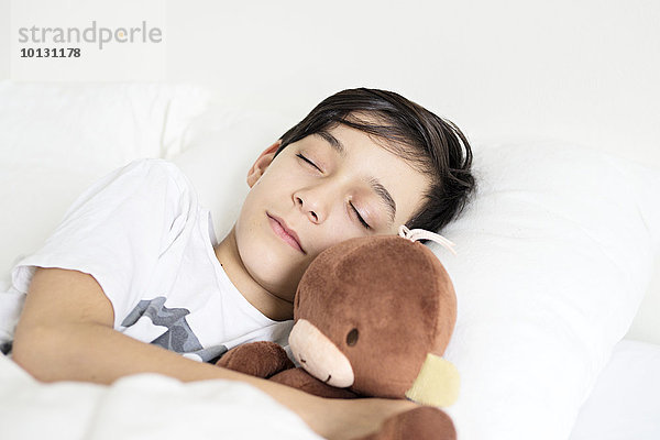 Junge - Person Bett schlafen Teddy Teddybär