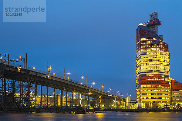 beleuchtet Nacht Gebäude Brücke