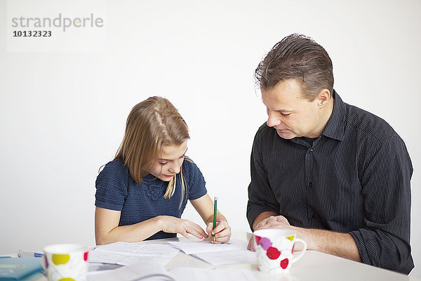 Menschlicher Vater Hilfe Tochter Hausaufgabe