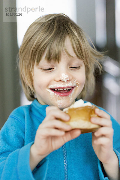 Brötchen lächeln Junge - Person essen essend isst