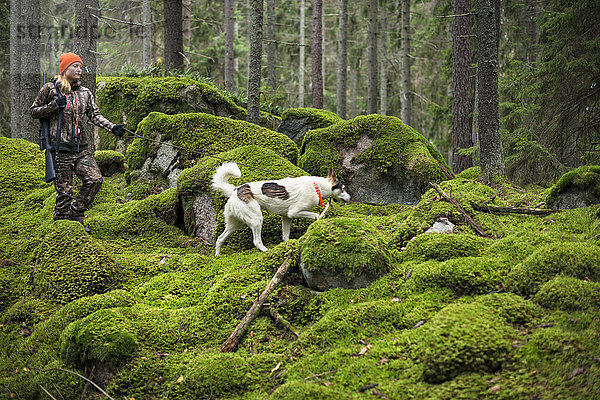 Frau Wald Hund Jagd