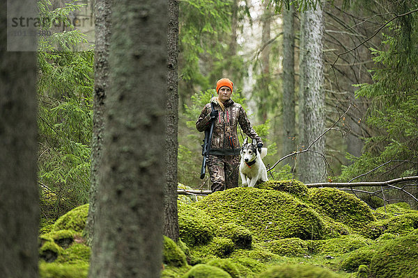 Frau Wald Hund Jagd