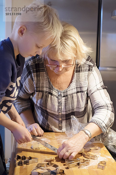 Vorbereitung Großmutter Enkelsohn Keks