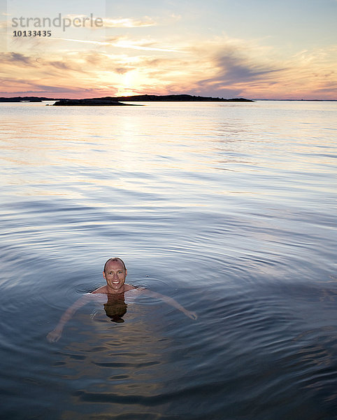 Mann Sonnenuntergang schwimmen