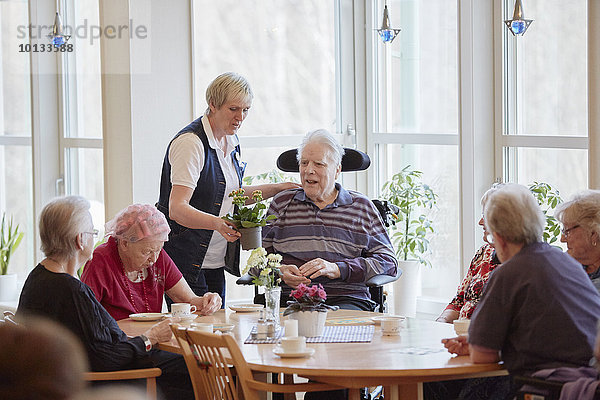 Senior Senioren Mensch Menschen Wohnhaus Fürsorglichkeit Kaffee