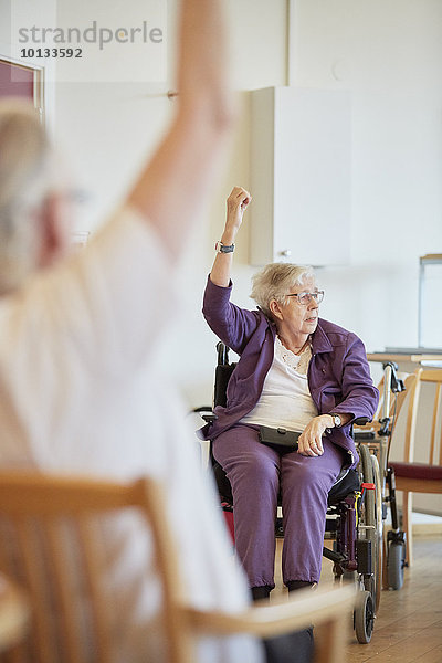 Senior Senioren Frau Rollstuhl