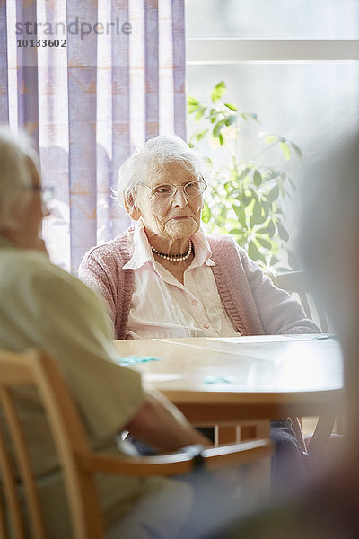 Senior Senioren Mensch Menschen Wohnhaus Fürsorglichkeit