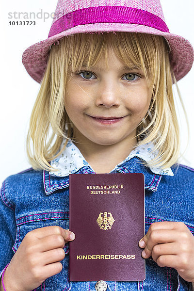 Mädchen mit Kinderreisepass  Kiel  Schleswig-Holstein  Deutschland  Europa