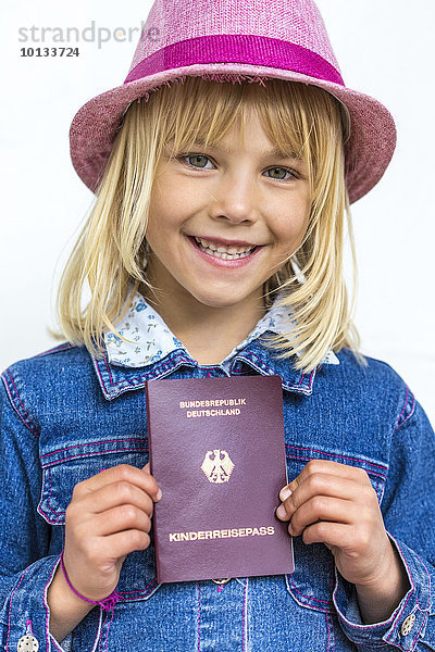 Mädchen mit Kinderreisepass  Kiel  Schleswig-Holstein  Deutschland  Europa