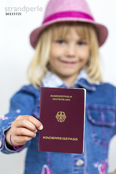 Mädchen mit Kinderreisepass  Kiel  Schleswig-Holstein  Deutschland  Europa