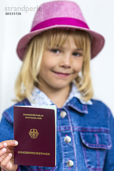 Mädchen mit Kinderreisepass  Kiel  Schleswig-Holstein  Deutschland  Europa