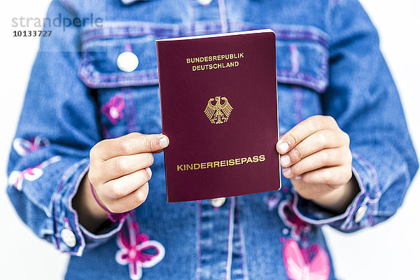 Mädchen mit Kinderreisepass  Kiel  Schleswig-Holstein  Deutschland  Europa