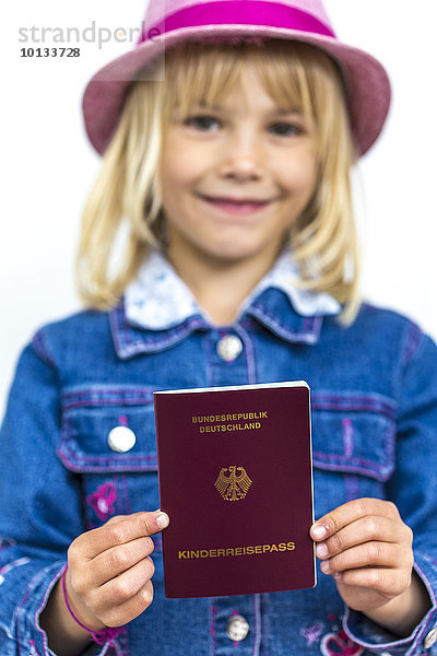 Mädchen mit Kinderreisepass  Kiel  Schleswig-Holstein  Deutschland  Europa