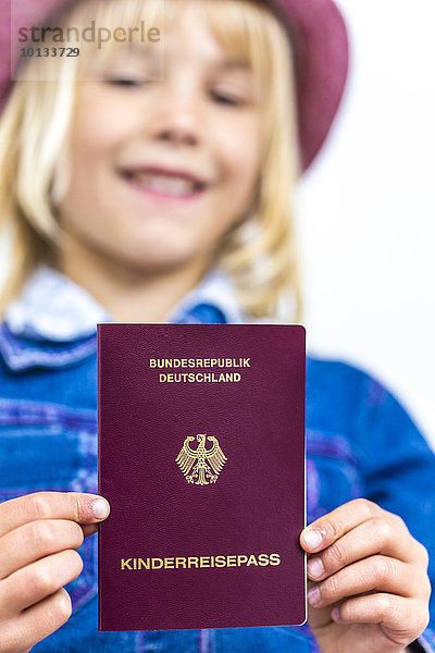 Mädchen mit Kinderreisepass  Kiel  Schleswig-Holstein  Deutschland  Europa