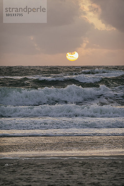 Sonnenuntergang am Strand  Wenningstedt-Braderup  Sylt  Schleswig-Holstein  Deutschland  Europa