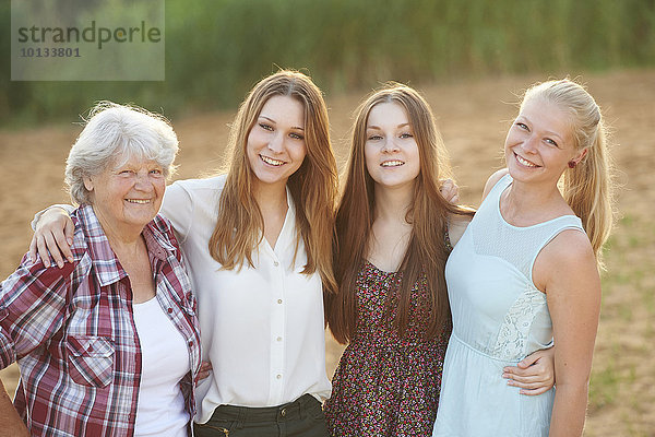 Großmutter und drei Enkelinnen  Bayern  Deutschland  Europa