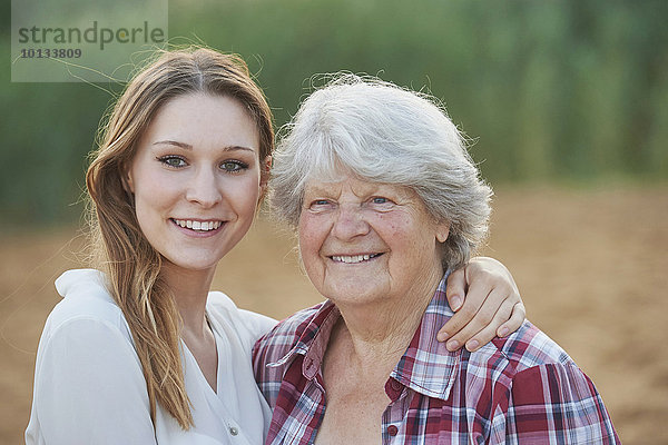Großmutter mit Enkelin  Bayern  Deutschland  Europa