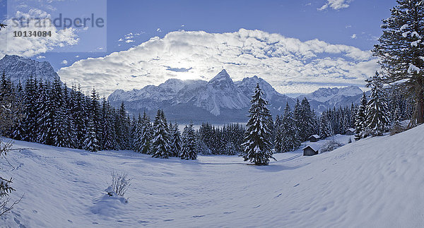 Zugspitze und Sonnenspitze  Wettersteingebirge und Mieminger Gebirge  Tirol  Österreich  Europa