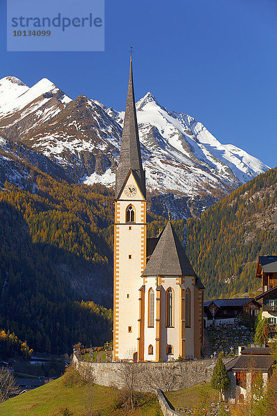 Pfarrkirche Heiligenblut und Großglockner  Heiligenblut  Kärnten  Österreich  Europa
