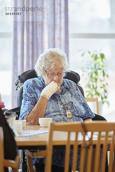 sitzend Senior Senioren Frau