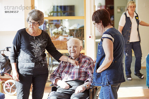 Senior Senioren Mann lächeln Wohnhaus Fürsorglichkeit Pflegepersonal Pfleger