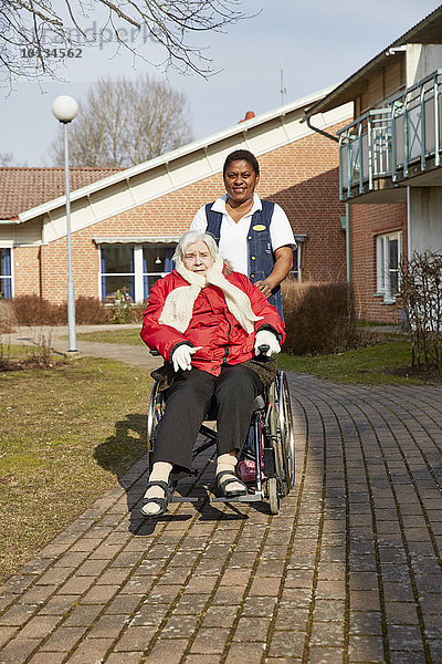 Senior Senioren Frau gehen Rollstuhl