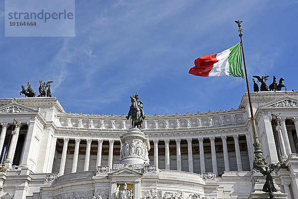 Italienische Flagge vor dem Nationaldenkmal Vittorio Emanuele II  Piazza Venezia  Rom  Latium  Italien  Europa