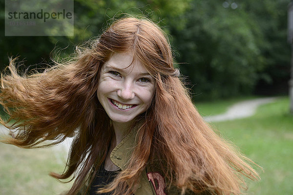 Mädchen  Teenager mit langen roten Haaren  fliegenden Haaren  Deutschland  Europa