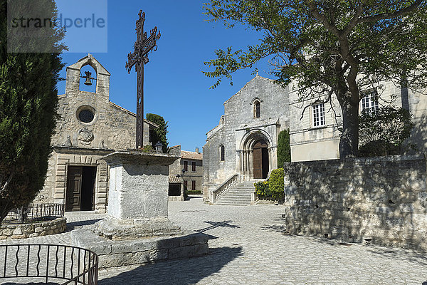 Kirche St. Vincent mit Büßer-Kapelle  im mittelalterlichen Dorf Les Baux-de-Provence  Bouches du Rhone  Provence Alpes Cote d'Azur  Frankreich  Europa