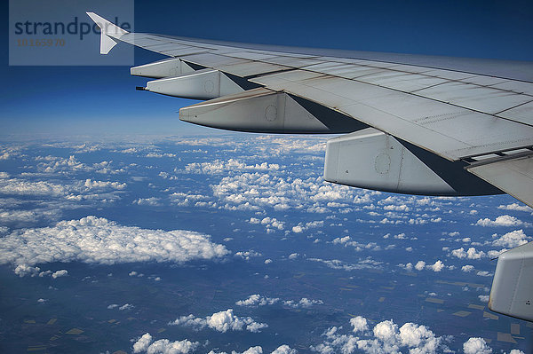 Tragfläche von Airbus A380-800  fliegt über den Wolken  Cumulus  Haufenwolken  Quellwolken  bei Frankfurt  Hessen  Deutschland  Europa