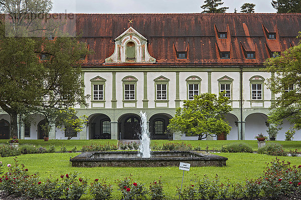 Kloster Benediktbeuern  Innenhof  Bayern  Deutschland  Europa